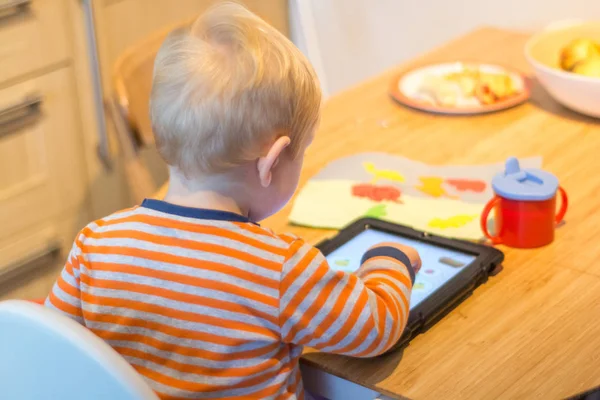Dokunmatik ekran kullanma çocuk oyun öğrenme oynamak için tablet