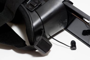 Sanal gerçeklik mezartaşı ile oyun oynamak için akıllı telefon