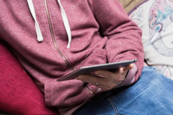 Man Using Touch Screen Tablet Relaxing Wearing Casual Clothing — Stock Photo, Image