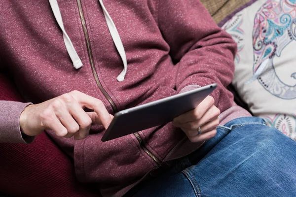 Man Using Touch Screen Tablet Relaxing Wearing Casual Clothing — Stock Photo, Image