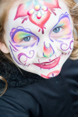 Genç kız güzel ama korkunç yüzü boya ile