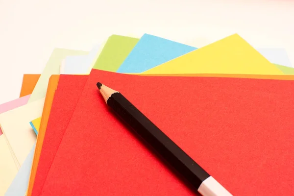 Ark av ljusa färgade konstpapper och penna för att rita — Stockfoto