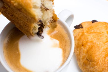 kahvaltı gıda üzerine plaka, cappuccino kahve ve çikolata crois