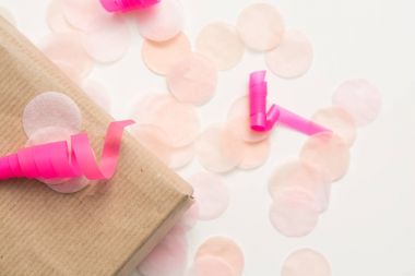 Noel hediyesi, hediye kağıt ve pembe kurdele ile sarılmış