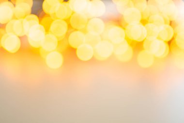 Soyut parlak sarı bokeh etkisi ile Noel ışıkları