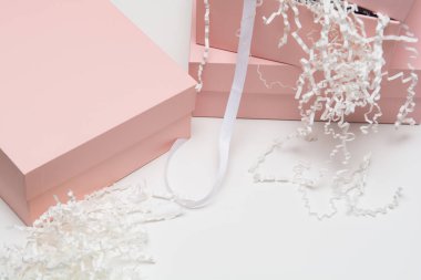 Pembe kutuları ve şerit üzerinde beyaz Noel hediyesi sarılı