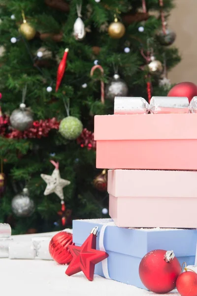 Regali di Natale regalo avvolto sotto l'albero di Natale — Foto Stock
