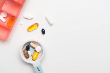 Bir günlük doz tablet almaya dışarı ölçülen tıp