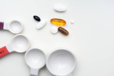 Tıp hapları ve tablet ilaç doz ölçmek için kaşık ile.