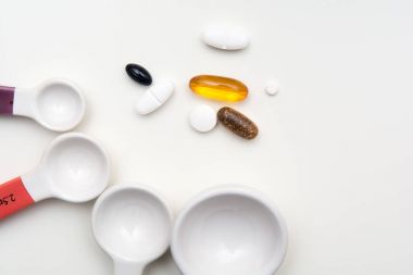 Tıp hapları ve tablet ilaç doz ölçmek için kaşık ile.