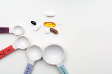 Tıp hapları ve tablet ilaç doz ölçmek için kaşık ile.