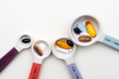 Tıp hapları ve tablet ilaç doz ölçmek için kaşık ile.