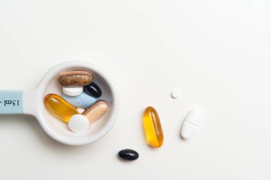 Tıp hapları ve tablet ilaç doz ölçmek için kaşık ile.