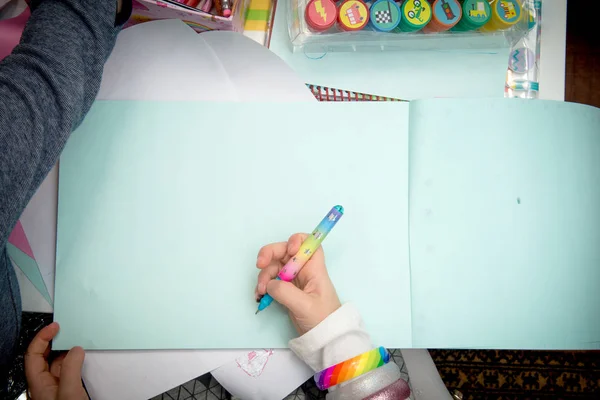 Niños Usando Equipo Arte Para Dibujar Hacer Dibujos Primer Plano —  Fotos de Stock