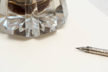 Mektup yazmak ve belge imzalamak için iyi ve eski moda kalem.