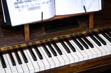 Vintage piyano notalar bir stand ile