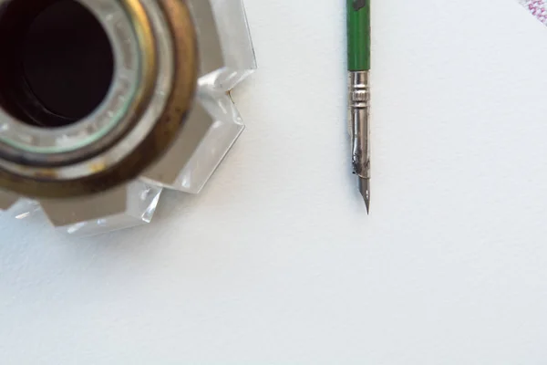 ปากกาหม กและปากกาแบบเก าหร บการเข ยนต กษรและการเซ นเอกสาร — ภาพถ่ายสต็อก