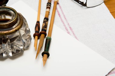 Bir ileti için boş alan ile beyaz kağıt üzerinde hat kalem