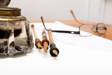 Bir ileti için boş alan ile beyaz kağıt üzerinde hat kalem