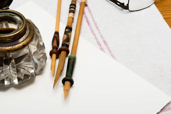 Bir ileti için boş alan ile beyaz kağıt üzerinde hat kalem