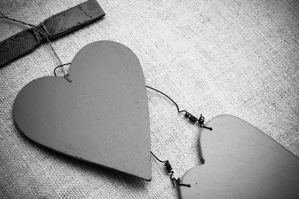 Czarno-białe stylu vintage miłość serca na tle z teksturą — Zdjęcie stockowe