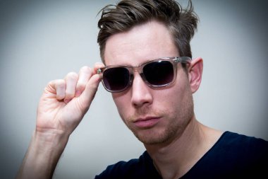 Adam giymek tonları beyaz arka plan üzerinde