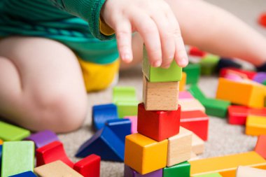 Yapı taşları ile yeni beceriler öğrenme oynayan çocuk