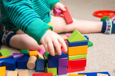 Yapı taşları ile yeni beceriler öğrenme oynayan çocuk