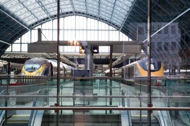 Bekleyen trenler ile Londra Modern demiryolu platformu