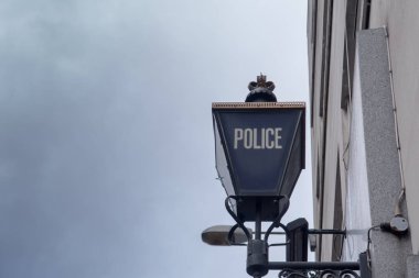 Eski polis işareti bir Londra sokakta moda.