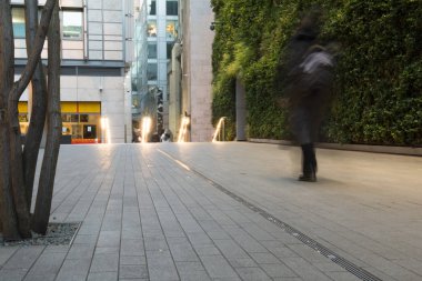 Bir şehir iş alanında geçen insanlar ile kentsel sokak