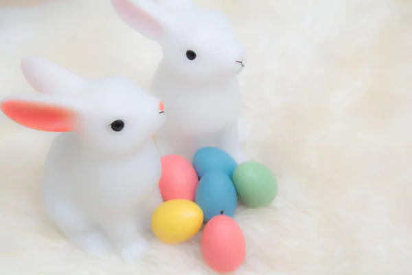 Uova di Pasqua e coniglio pasquale a caccia di uova di Pasqua — Foto Stock