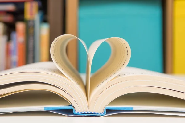 Aşk öğrenme. Katlanmış sayfalar ile açık kitap