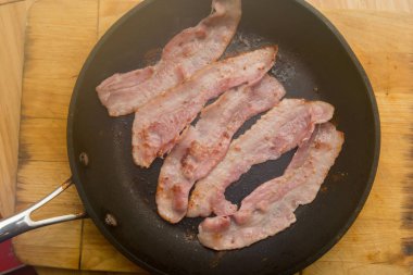 Çizgili pastırma pişirme kızartma tavası