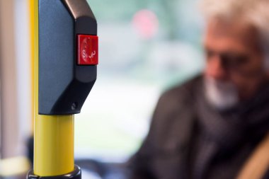 Stop düğmesi ve insanların seyahat ile bir otobüs içinde toplu taşıma