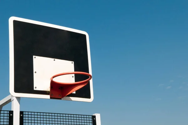 Баскетбольное кольцо на открытой площадке — стоковое фото