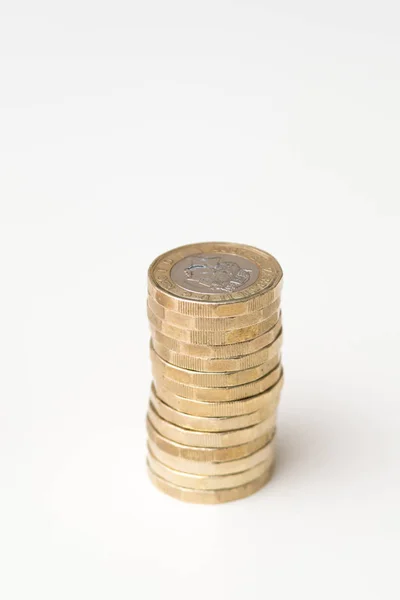 Монеты выделены на белом фоне, британская валюта — стоковое фото