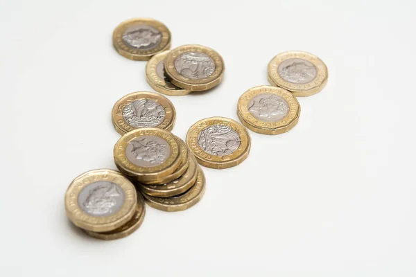 Монеты выделены на белом фоне, британская валюта — стоковое фото
