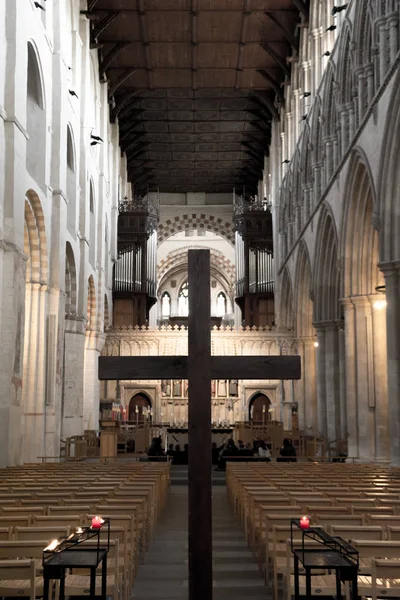 Heliga Korset i kyrkan till påsk — Stockfoto