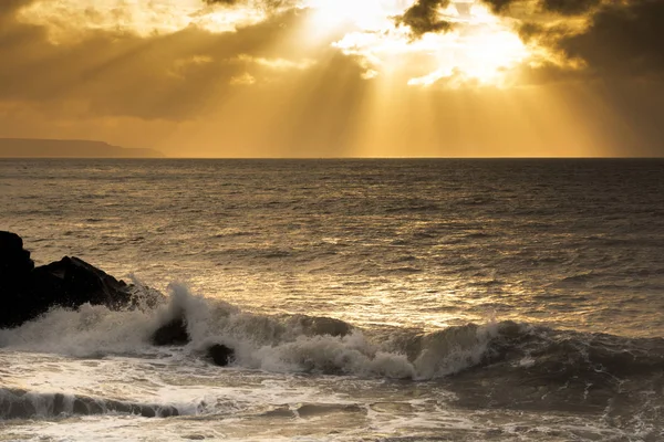Light shining down over the ocean on the horizon — Stock Photo, Image