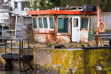 Dock tarafından terk edilmiş binada aşağı koşmak