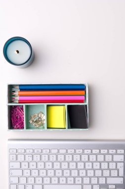 Beyaz masa üzerinde yaratıcı çalışma alanının Üstten Görünüm