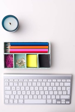 Beyaz masa üzerinde yaratıcı çalışma alanının Üstten Görünüm