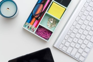 Beyaz masa üzerinde yaratıcı çalışma alanının Üstten Görünüm 