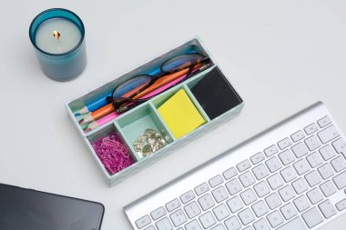 Beyaz masa üzerinde yaratıcı çalışma alanının Üstten Görünüm 