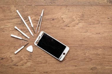 Cep telefonu teknisyenleri ya da akıllı telefonu tamir etmek için kullanılacak araçlar