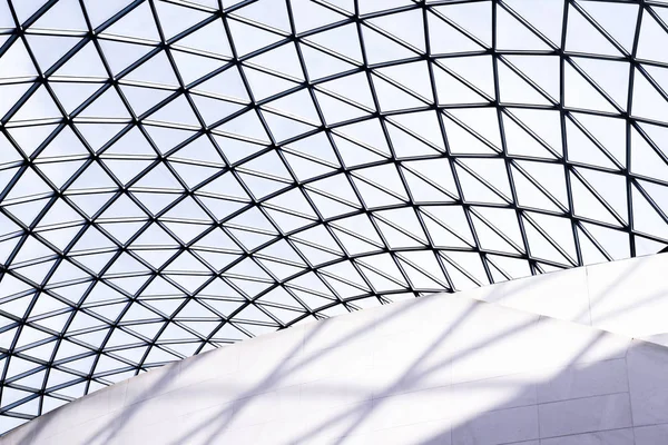 Σύγχρονη αρχιτεκτονική σχεδίαση της γυάλινης οροφής αφηρημένη στο britis — Φωτογραφία Αρχείου