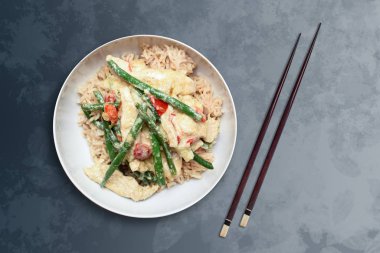 Tayland yeşil köri. Baharatlı tavuk yemeği. Yanında da Asya usulü soslu kızartma.