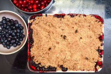 Taze pişmiş ev yapımı taze fro içerikli meyve parçaları.