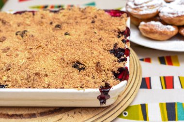 Taze pişmiş ev yapımı taze fro içerikli meyve parçaları.